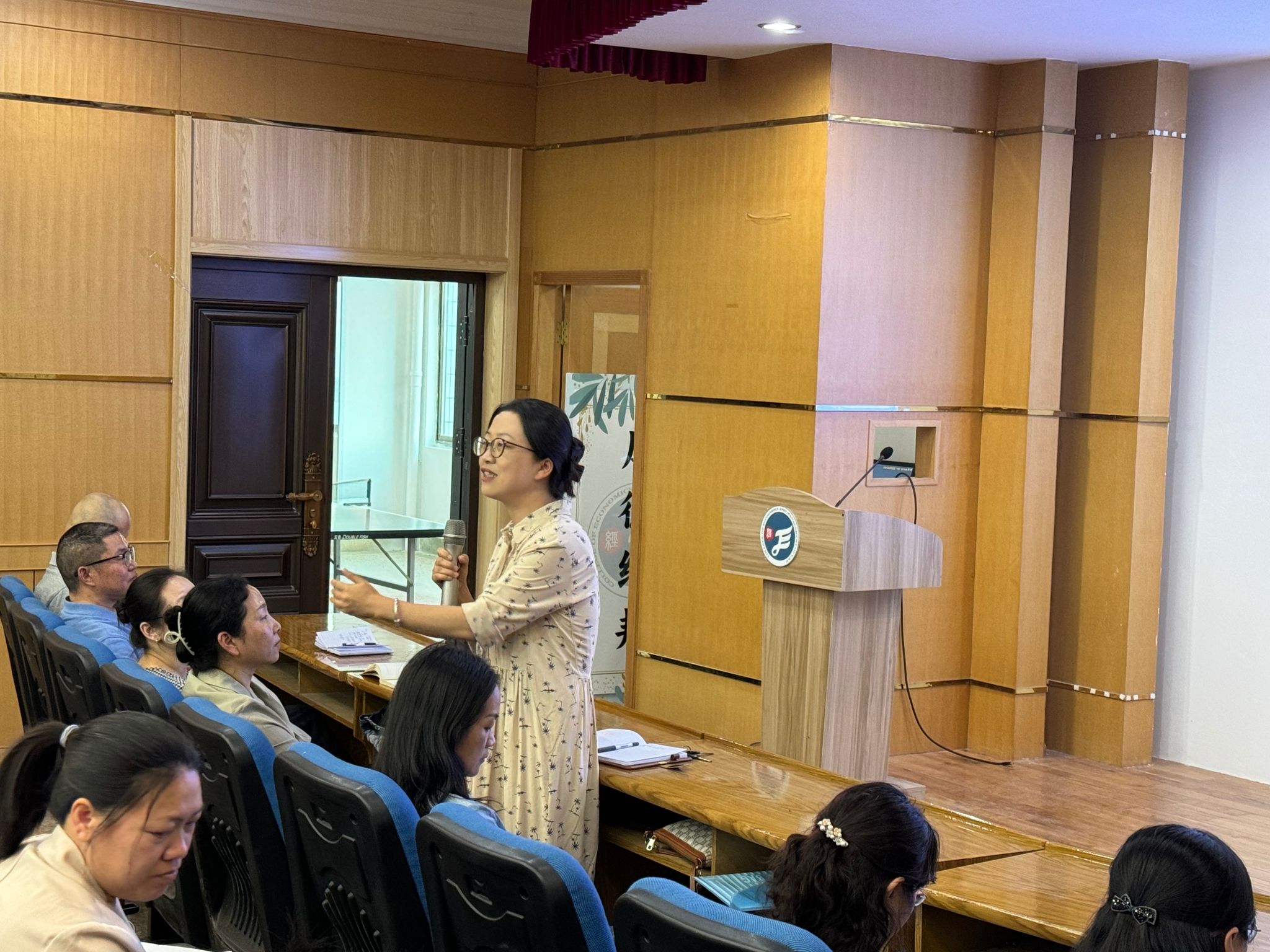 经济管理学院院长陈蕊教授作了补充说明,她向大家介绍了学校引进刘同